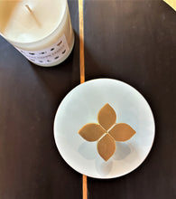 Load image into Gallery viewer, Leaf Handpainted Ceramic Round Box