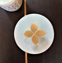 Load image into Gallery viewer, Leaf Handpainted Ceramic Round Box