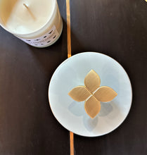 Load image into Gallery viewer, Leaf Handpainted Ceramic Round Box