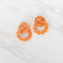 Load image into Gallery viewer, Flower Hoop Earrings